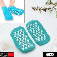 Socks for moisturizing and softening cracked feet