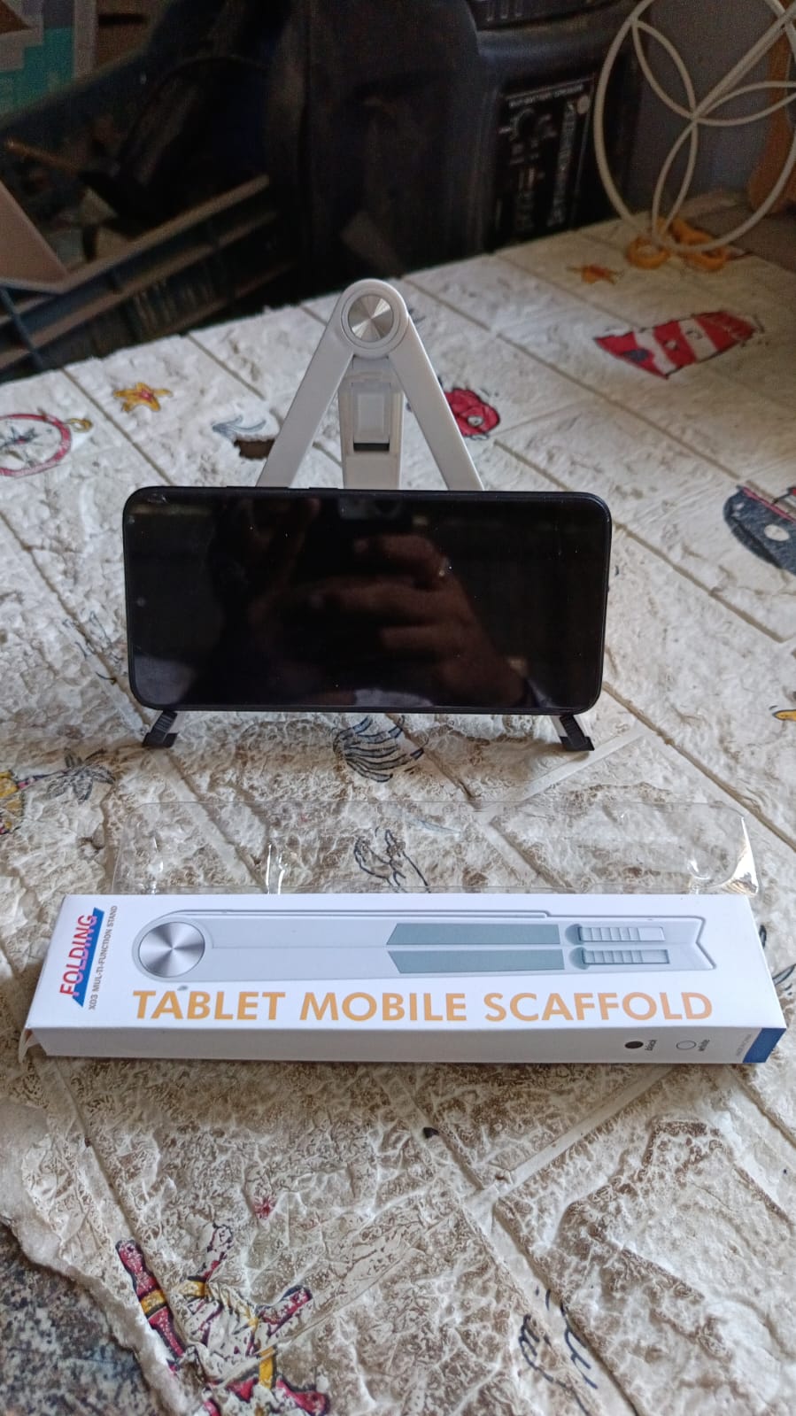 Lightweight tablet stand